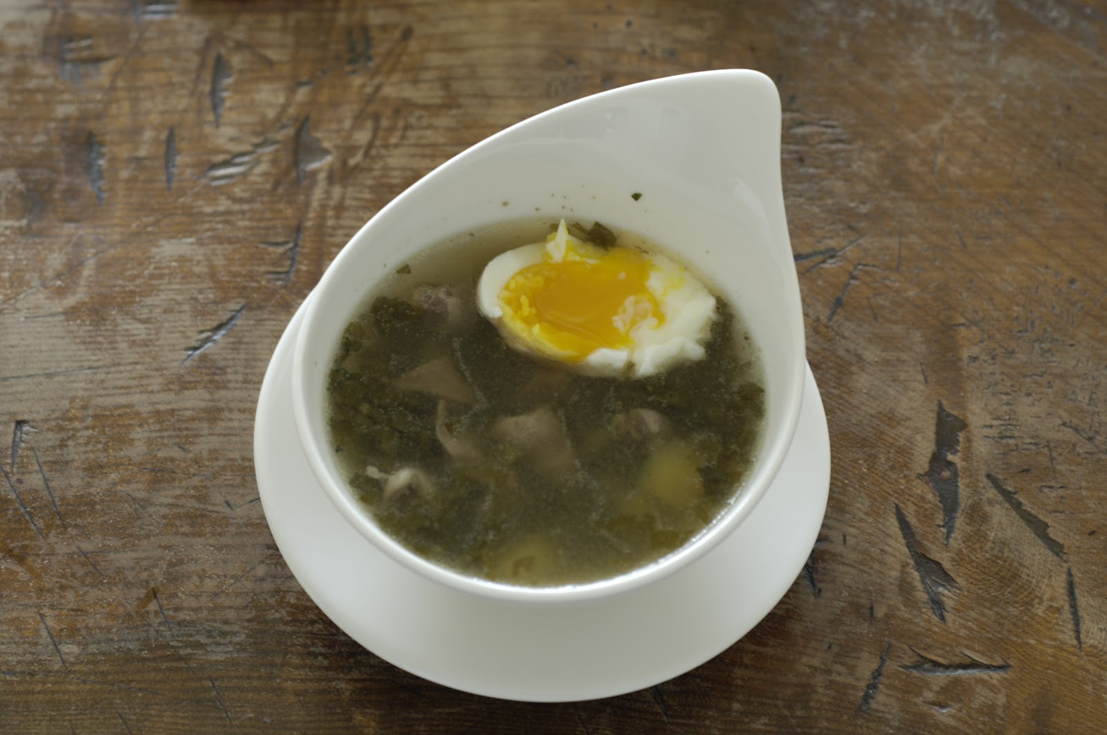 jinja kocht: Sauerampfersuppe mit Hühnerherzen und wachsweichem Ei ...