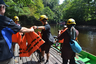 Pengamanan sebelum menyusuri sungai Pengamanan sebelum menyusuri sungai Mulu National Park