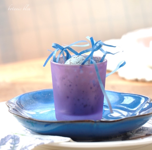 blue-and-purple-placesetting-with-votive-egg-nest
