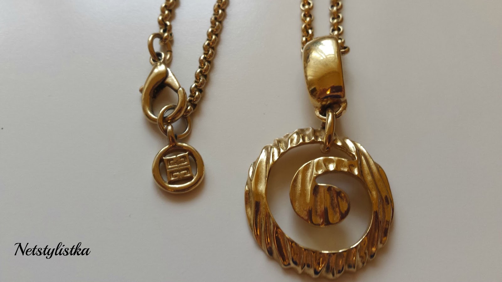 Givenchy złoty naszyjnik vintage Givenchy złoty naszyjnik vintage, biżuteria vintage, stare złote kolczyki Givenchy, markowa biżuteria