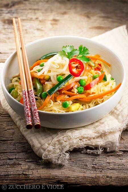 spaghetti di riso saltati con verdure 