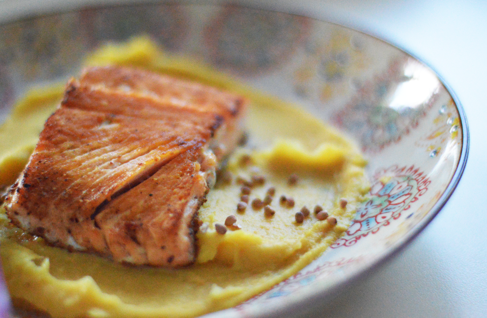 Pavé de truite grillé et purée de panais/carotte au curry parsemée de