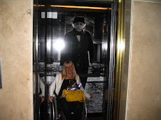 Con la imagen de Albert Einstein en el Hotel Savoy