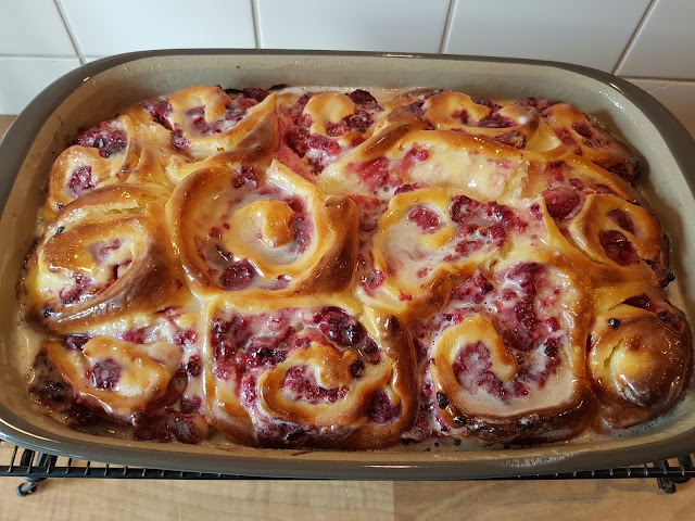 Himmbeer - Frischkäse - Roll in der großen Ofenhexe, welch Fruchtiger Genuß perfekt für den Sommer