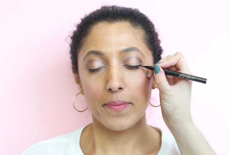 Draw on a cat eye. 3 Easy and Gorgeous Valentine's Day Makeup Ideas
