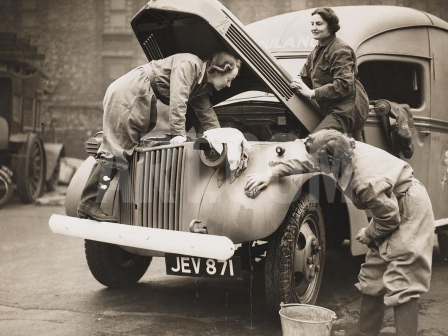 Women+Washing+Cars+in+the+Past+%252817%2