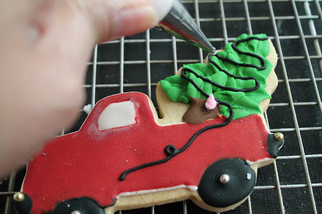 Truck with Christmas tree cookie,Christmas tree in a truck cookie, Christmas cookies, Holiday cookies, Cookie decorating tutorials, decorated cookies, cookies, Holiday cookies, galletas de Navidad decoradas