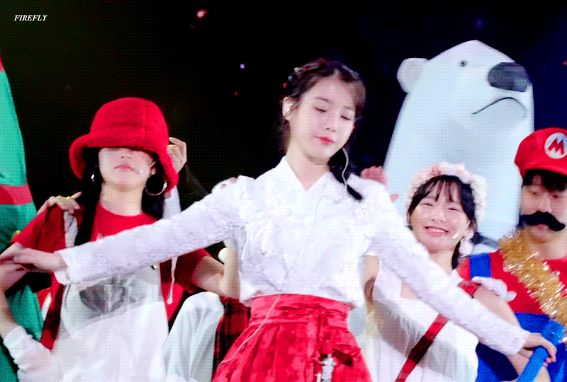 야무지게 먹는 아이유 . GIF
