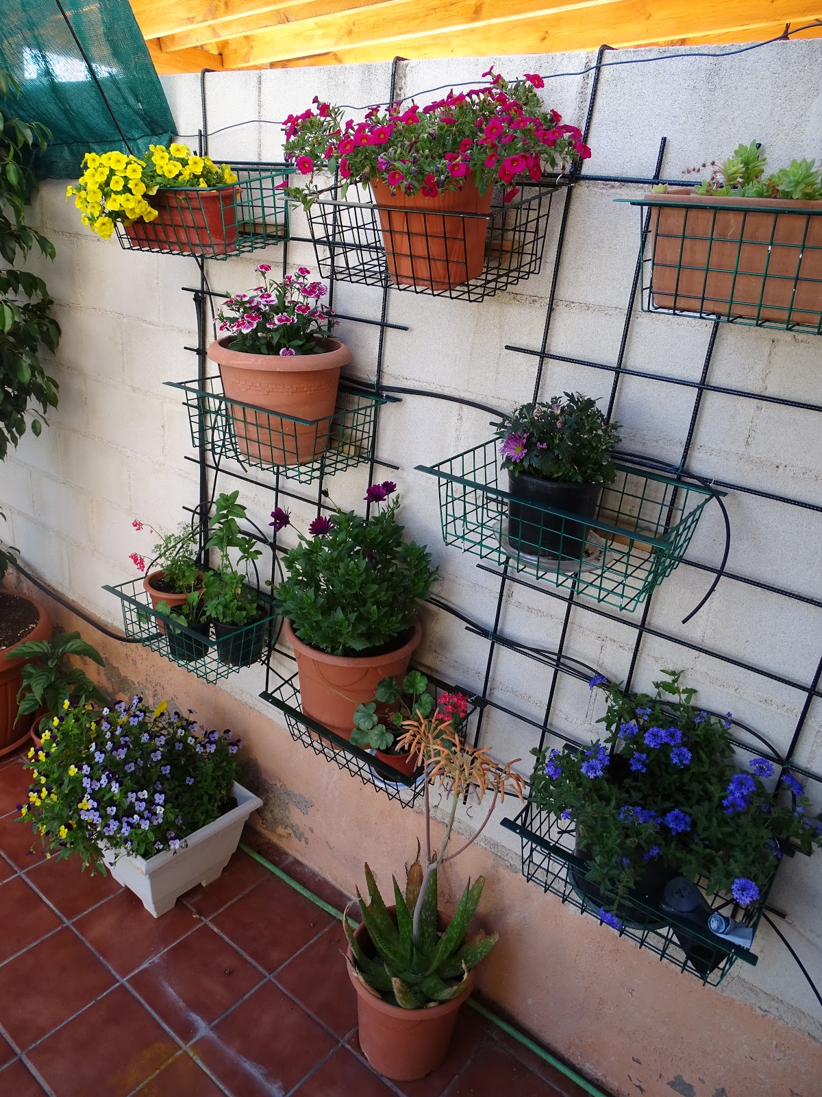 Myriam y...mis cosas: Para colgar macetas en el jardín