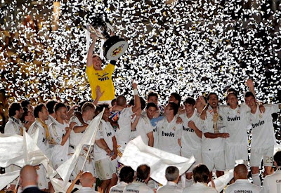 Casillas holds the trophy of Liga champions 2011-2012 with all his teammates
