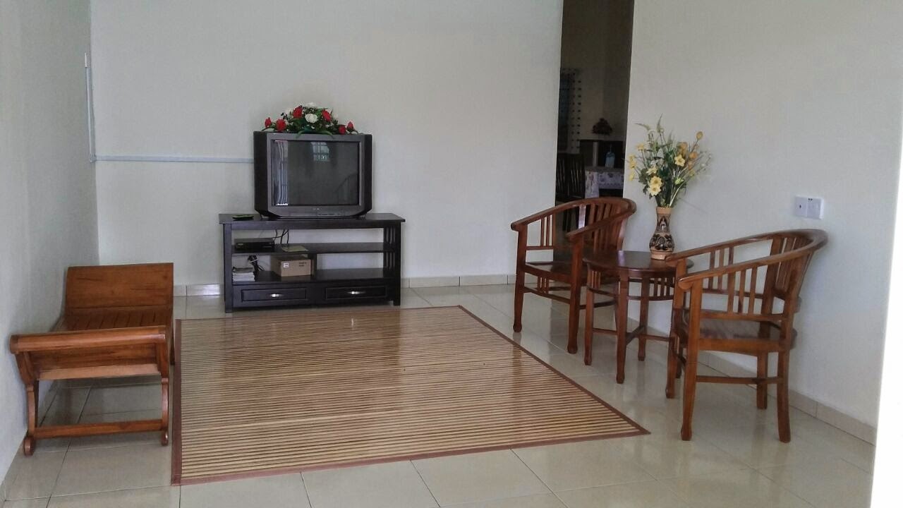 Homestay Di Simpang I Ipoh D Usrati 2017 Ruang Tamu Yang Dilengkapi Tv Dengan Astro Njoi Dan Kerusi Rehat