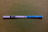 Gambar ini merupakan gambar alat tes kehamilan tespek yang menunjukkan satu garis merah