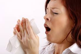mujer estornudando
