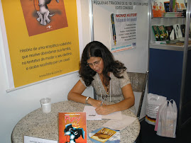 Autografando no lançamento do livro Puny