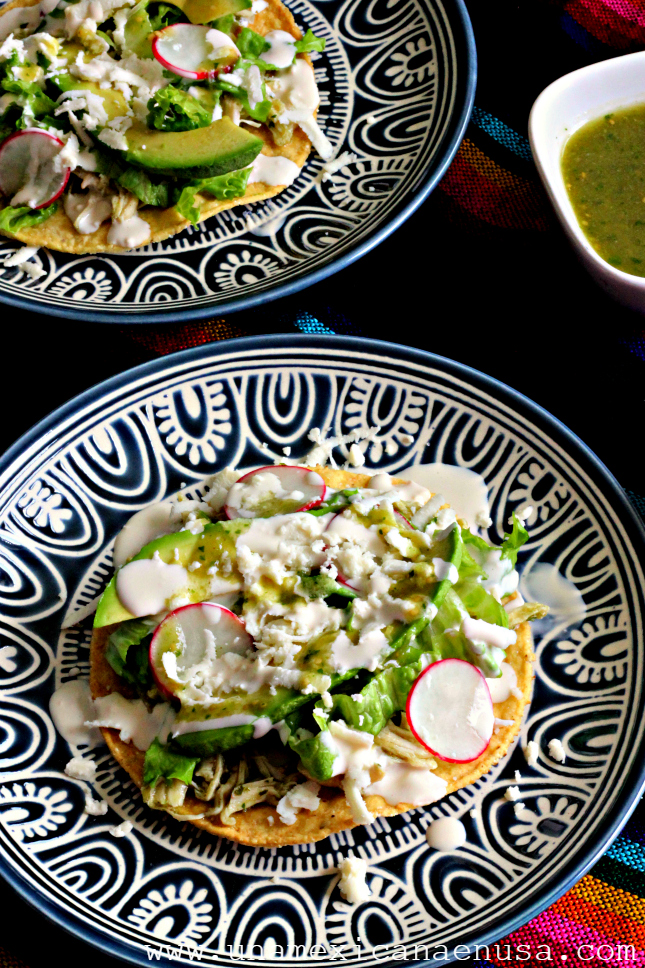 Tostadas fáciles de pollo en salsa verde by www.unamexicanaenusa.com Tostadas fáciles de pollo en salsa verde by www.unamexicanaenusa.com