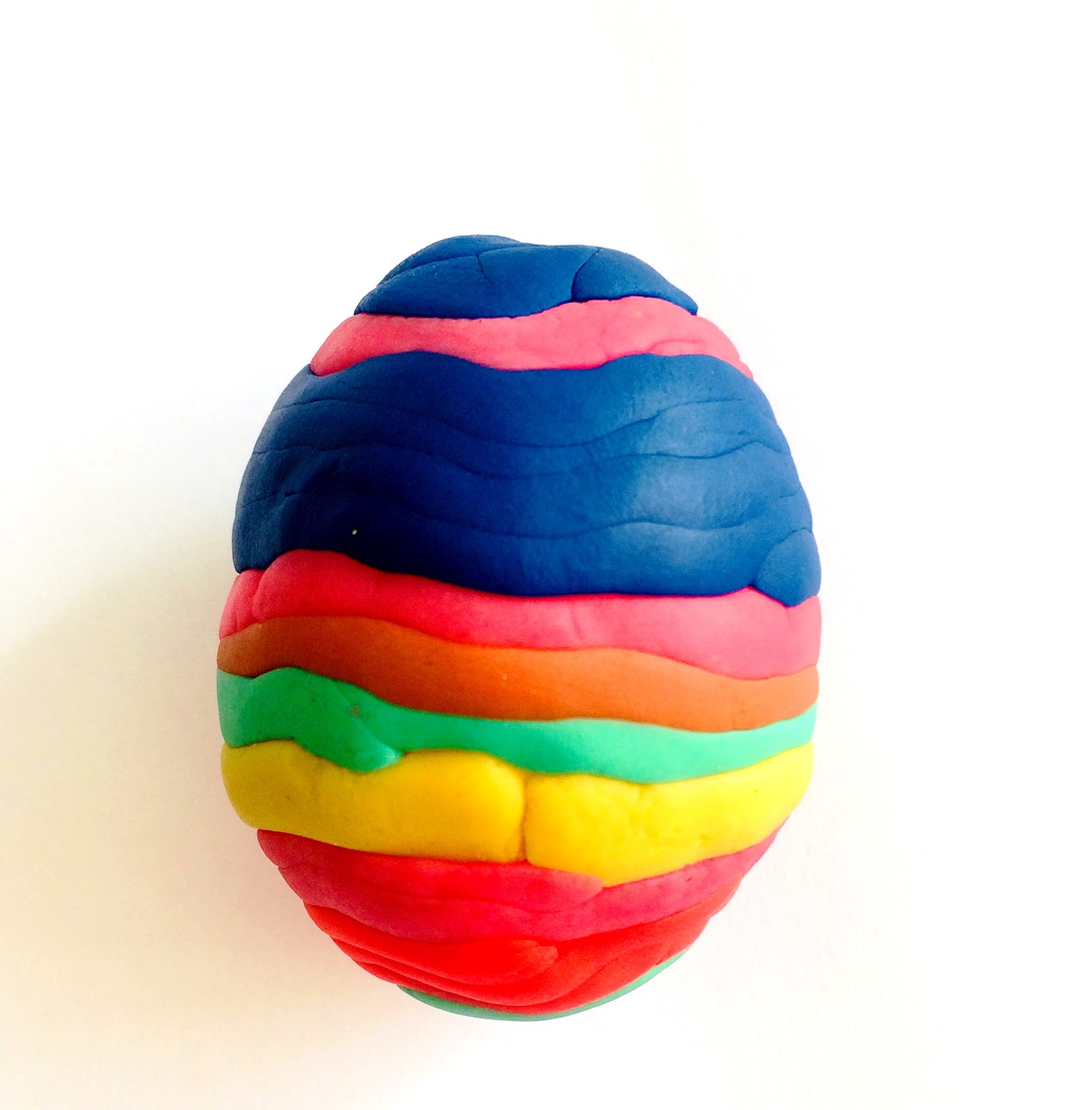 Ouă decorate cu plastilină
