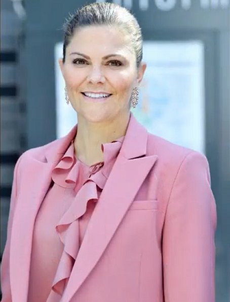Crown Princess Victoria wore Rodebjer Nera Pink pantsuit and Rodebjer Xilla silk blouse. Kreuger Jewellery Poppy gold earrings