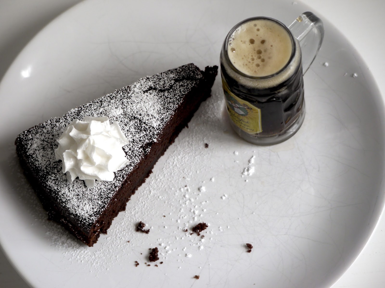 Veganer Schwarzbier-Schokoladen-Kuchen von Paradiesfutter