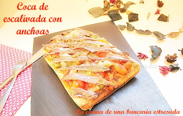 Coca de escalivada con anchoas