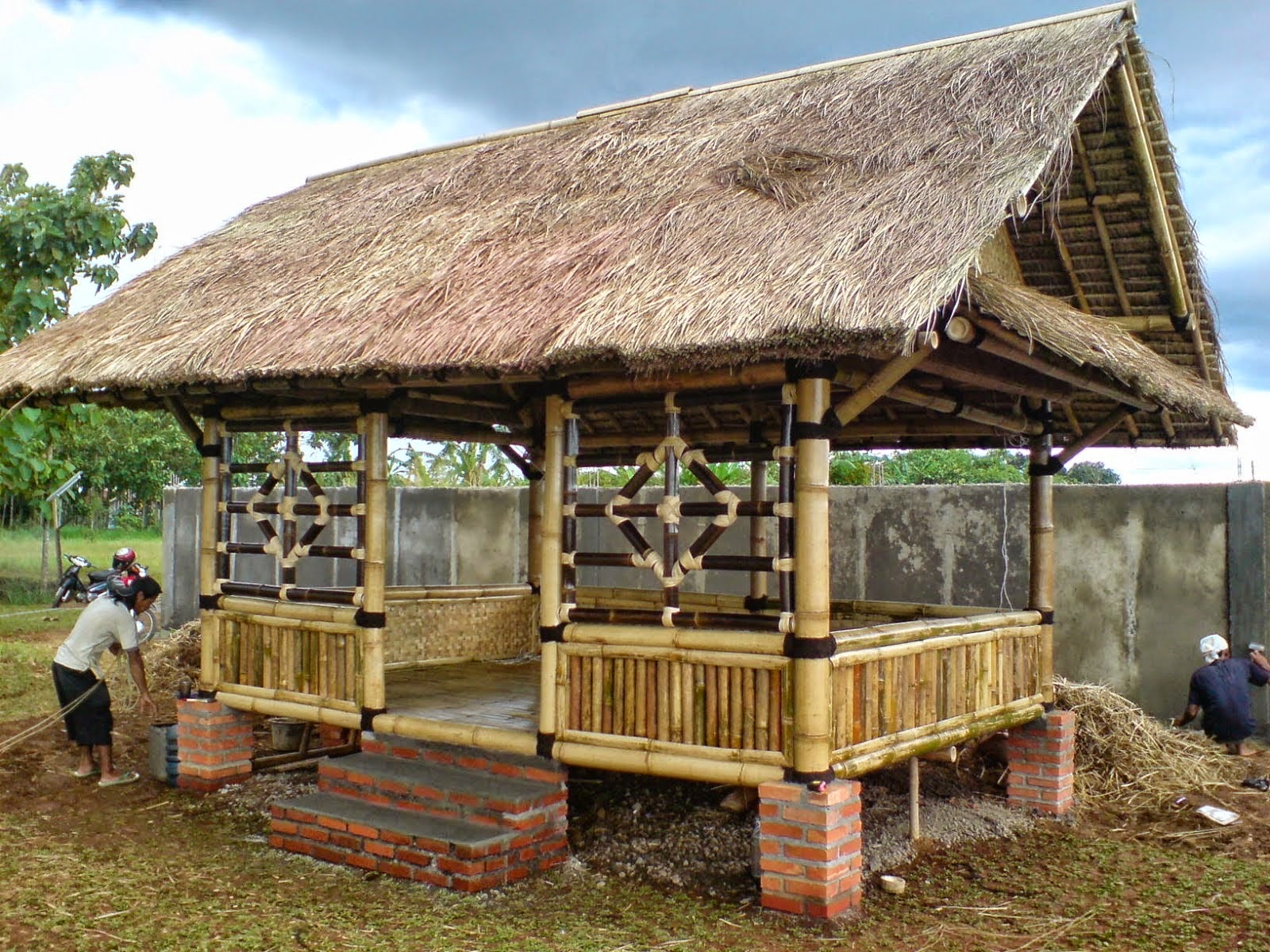 DESAIN SAUNG GAZEBO  JASA PEMBUATAN RUMAH BAMBU DAN KAYU KELAPA