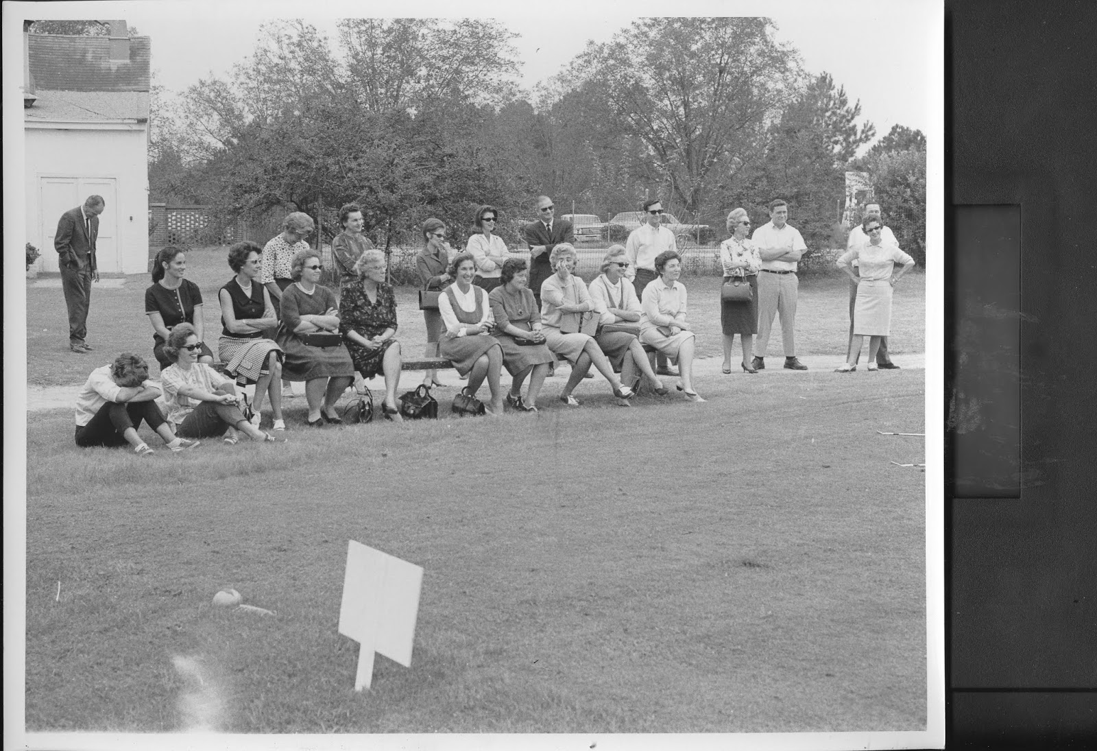 IMAGES OF OUR PAST WOMEN GOLFERS WATCHING GOLFING LESSONS, DUBLIN COUNTRY CLUB, EARLY 1960S