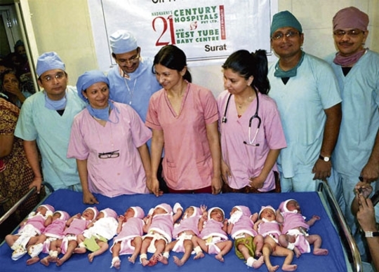 Personal médico con once bebés en hospital de India