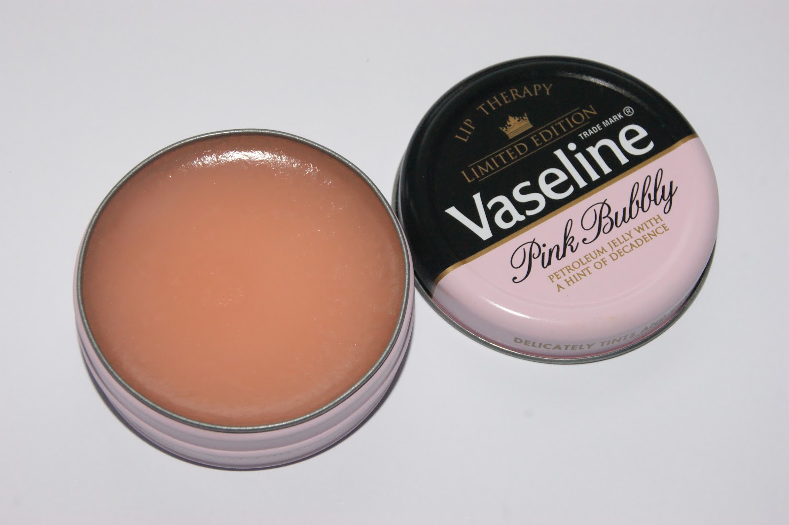 http://4.bp.blogspot.com/-H_H3u_OJQsY/UFs3mQ6L_jI/AAAAAAAAcjI/0eFKuZLYpjc/s1600/Vaseline+Pink+Bubbly+Lip+Therapy+Review+003.jpg