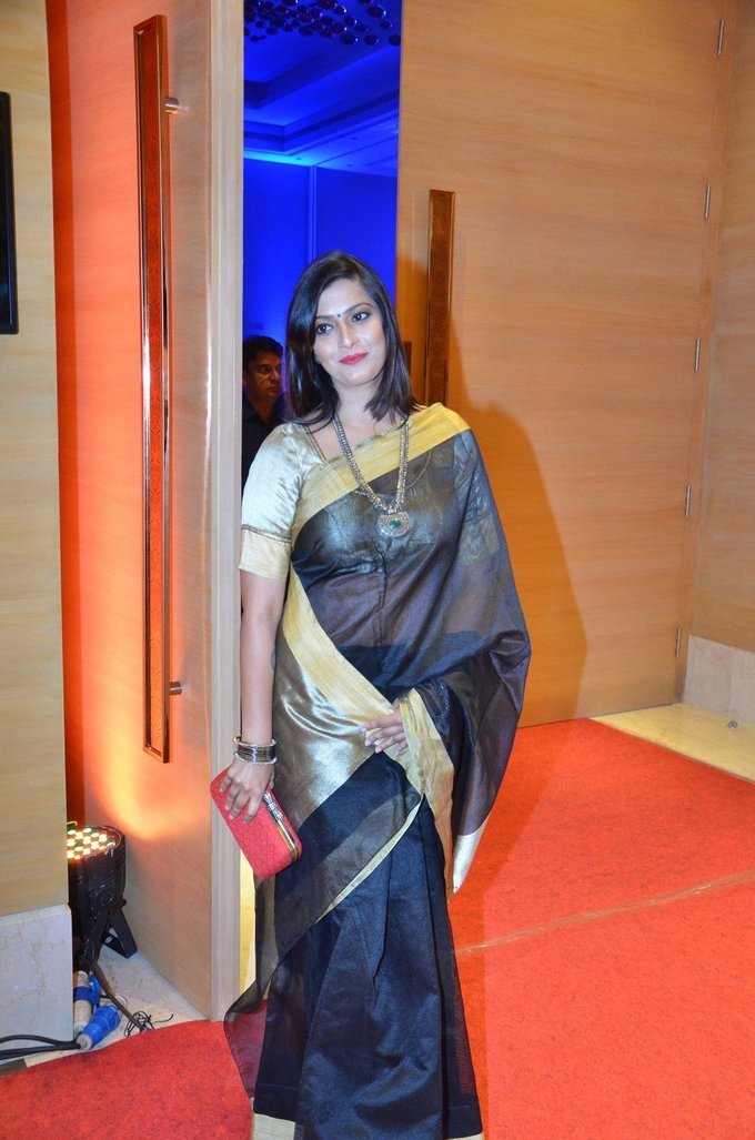 Varalaxmi Sarathkumar Pride Of Tamil Nadu Awards 2017 In Black Saree