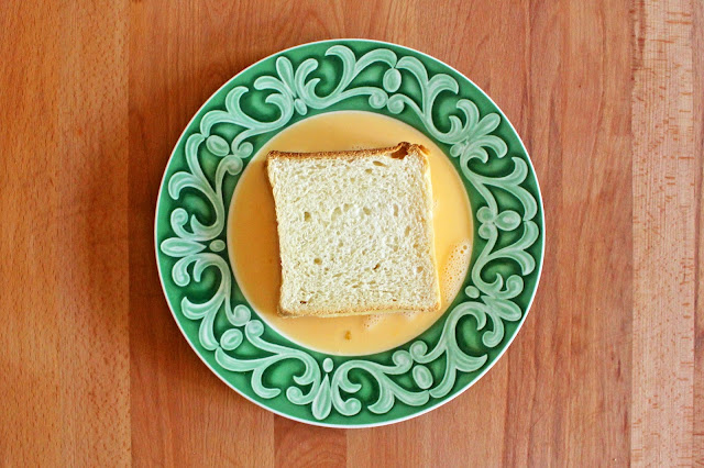 Γαλλικό Τοστ γεμιστό με τυρί και γαλοπούλα / French toast stuffed with emmental cheese and turkey ham Γαλλικό Τοστ γεμιστό με τυρί και γαλοπούλα / French toast stuffed with emmental cheese and turkey ham