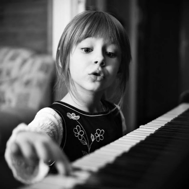 Anak bermain Piano Beginilah Proses Terjadinya Suara Pada Piano