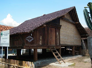 Home Design Ide: Traditional House in West Java