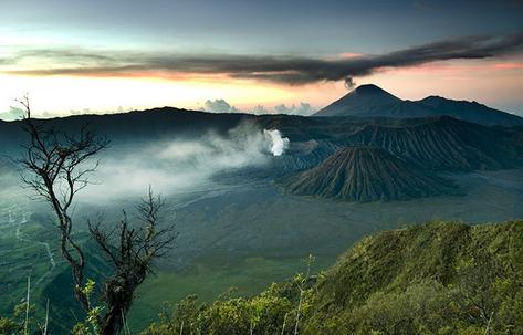  Salah satu Gunung berapi yang masih aktif di jawa timur dengan ketinggian  7 panorama wisata di gunung bromo tengger semeru