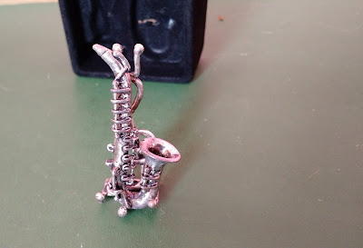 Miniatura de metal de saxofone com o suporte 5cm de altura -  R$ 10,00