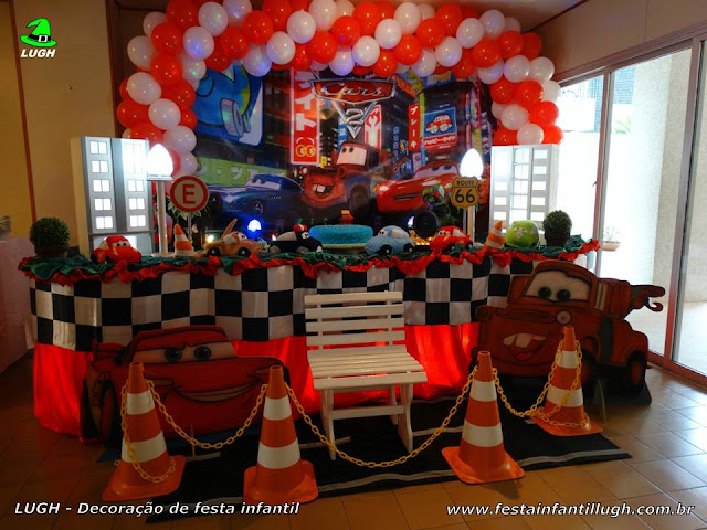 Tema Carros - Decoração tradicional luxo para festa de meninos Decoração tradicional de tecido com o tema Carros para festa de aniversário infantil de meninos.