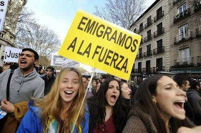 L'Espagne confrontée à l'exil de ses jeunes diplômés L'Espagne confrontée à l'exil de ses jeunes diplômés - Manifestación - Pancarta: Emigramos a la fuerza