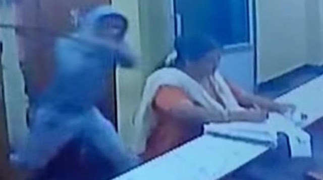 கோயிலுக்குள் நுழைந்து அதிகாரியை வெட்டிய இளைஞன் கோயிலுக்குள் நுழைந்து அதிகாரியை வெட்டிய இளைஞன்