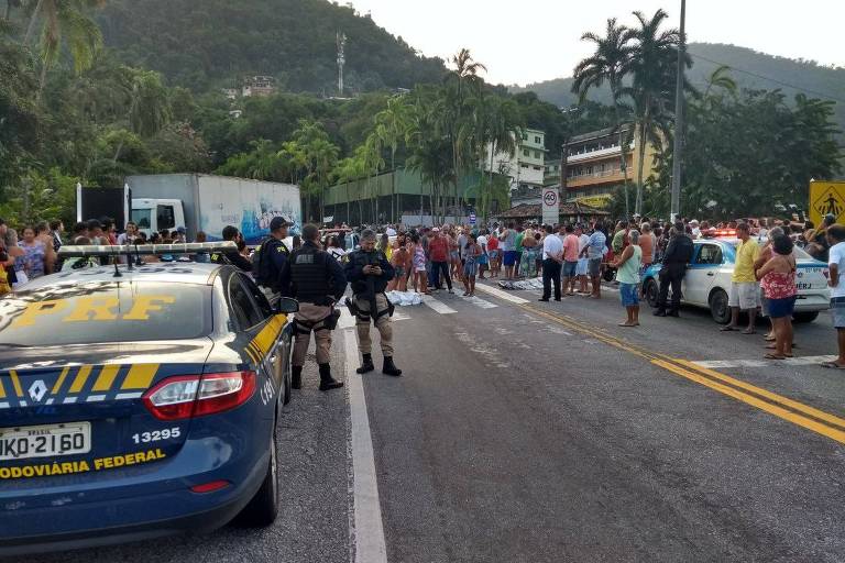 Em 24 horas, Rio tem chacina, PMs assassinados e bloqueio de rodovia com corpos