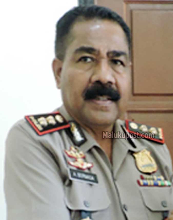 Dua Jenazah KM Camar Belum Ditemukan Ambon, Malukupost.com - Kepolisian Resort Kepulauan Aru bersama tim SAR gabungan berupaya menarik Kapal Motor Camar 03 yang tenggelam di perairan Desa Lorang Algadang, Kecamatan Aru Tengah, namun tidak menemukan dua penumpang yang masih hilang. "KM Camar sudah berhasil ditarik tetapi dua penumpang yang masih hilang tidak ditemukan," kata Kapolres setempat, AKBP Adolf Bormasa yang dikonfirmasi Ambon, Sabtu (2/12). Penarikan KM Camar dilakukan setelah Polres melakukan kerjasama dengan PT. Pelni menggunakan tug boad mereka untuk menarik kapal naas tersebut dari dasar laut.