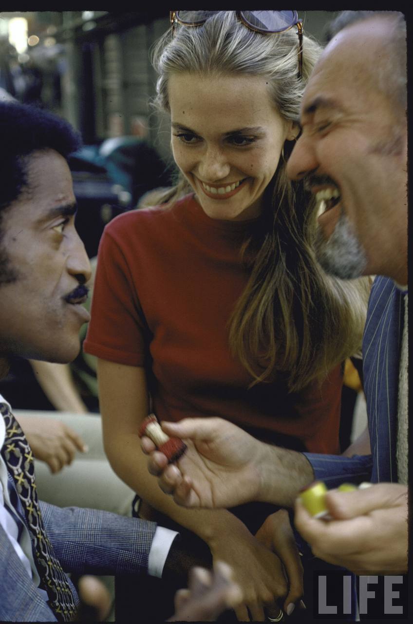 25 Fascinating Color Photographs of a Young Peggy Lipton From the 1960s