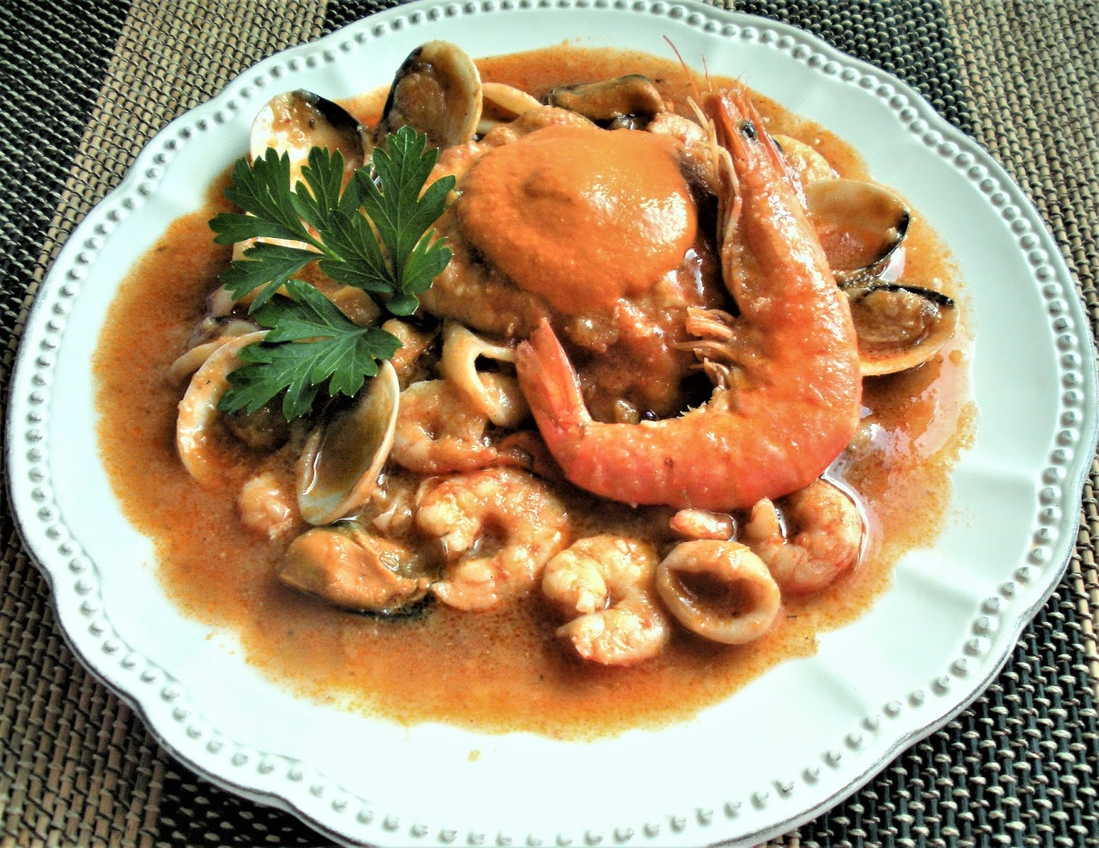 Aquí se cocina Romescada de pescado y marisco