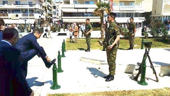 Ο Κυριάκος Μητσοτάκης: Έδεσε τα κορδόνια του μπροστά στο ΑΓΗΜΑ που απέδιδε ΤΙΜΕΣ για την Απελευθέρωση της Αλεξανδρουπόλεως! Ο Κυριάκος Μητσοτάκης: Έδεσε τα κορδόνια του μπροστά στο ΑΓΗΜΑ που απέδιδε ΤΙΜΕΣ για την Απελευθέρωση της Αλεξανδρουπόλεως!