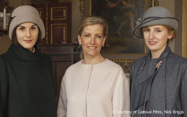 The actresses Elizabeth McGovern, Laura Carmichael, Michelle Dockery and Sophie McShera as well as the actor Hugh Bonneville and Sophie Countess of Wessex appear in the photo