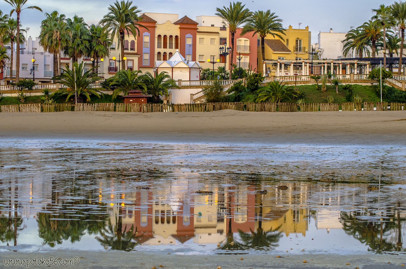 Reflejos en la orilla de la playa del Chorrillo en Rota 