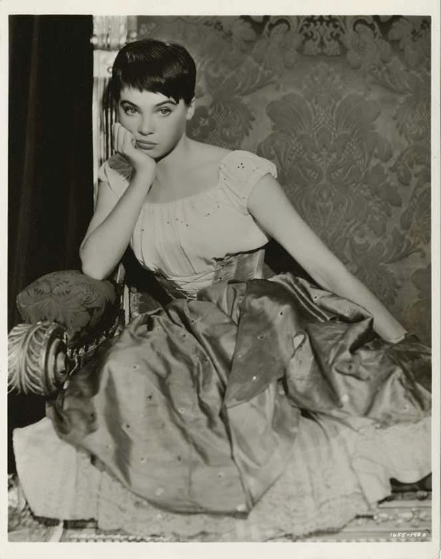 Beautiful Black And White Portraits Of Leslie Caron From