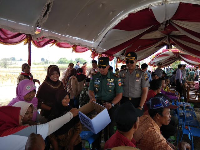 Dandim 0721/ Blora bersama Kapolres Blora menginisiasi penggalangan dana Peduli Lombok saat penutupan TMMD Sengkuyung II Desa Bangkleyan Kecamatan Jati Blora