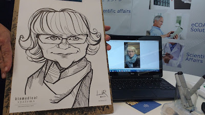 caricatura en vivo hecha a partir de una foto de mujer de sonriente de edad mediana.
