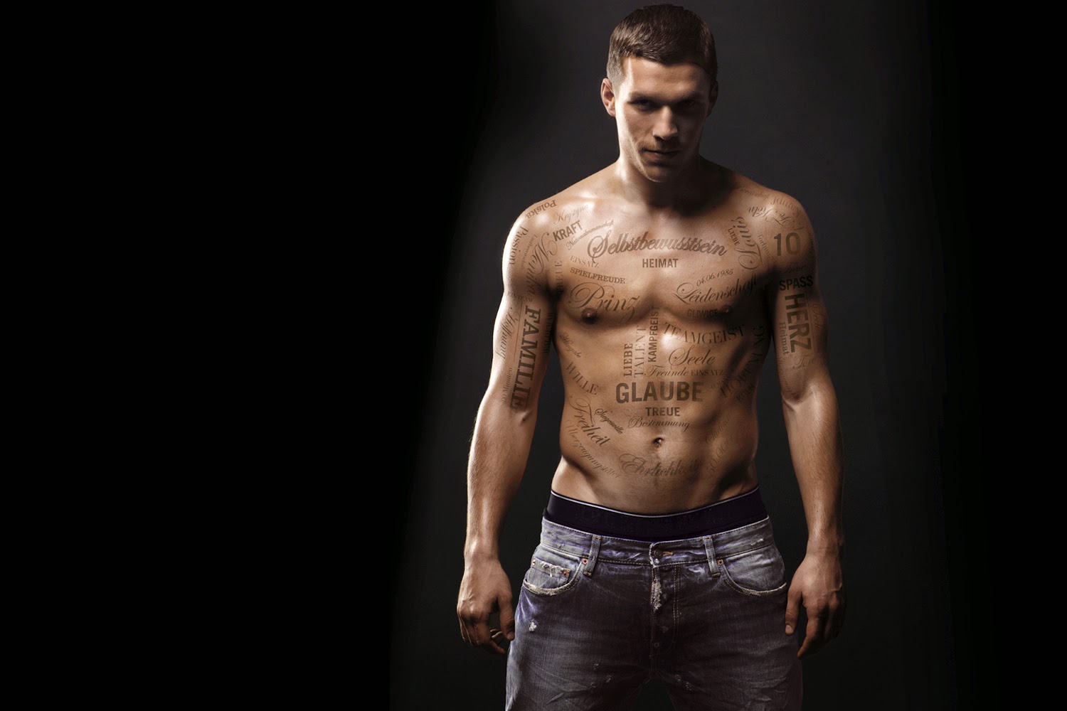 Blogs World: Koleksi Foto Hot dan Six Pack Lukas Podolski (Pesepak Bola