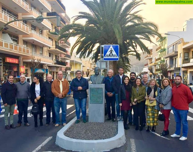 El Ayuntamiento de Los Llanos instala una estatua de bronce en homenaje al alcalde Carlos Francisco Lorenzo Navarro