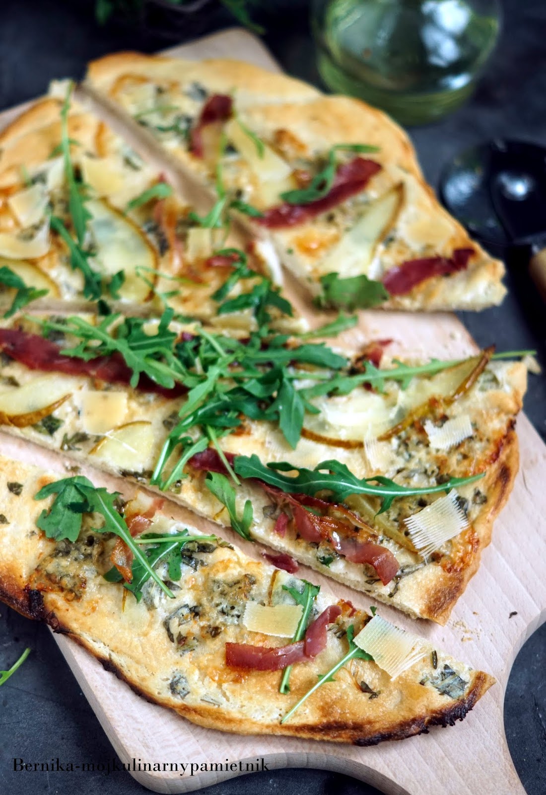 Pizza bianca z gruszką i boczkiem Bernika mój kulinarny