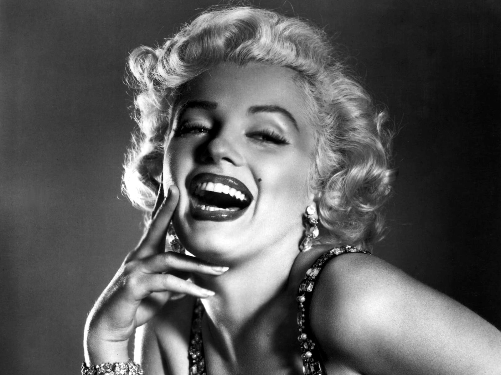 http://4.bp.blogspot.com/-HdnIZekkxrM/UAaebdnxriI/AAAAAAAANRg/efJa9kS22Mw/s1600/Marilyn-Monroe-wallpaper_018.jpg